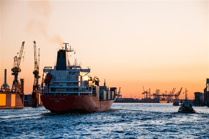 Dansk fregat til Guineabugten, havnetema – og CO2-afgift på skibsfarten.